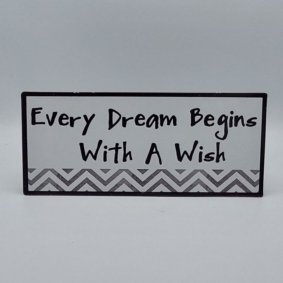 Tekstbord 'Every dream begins with a wish'