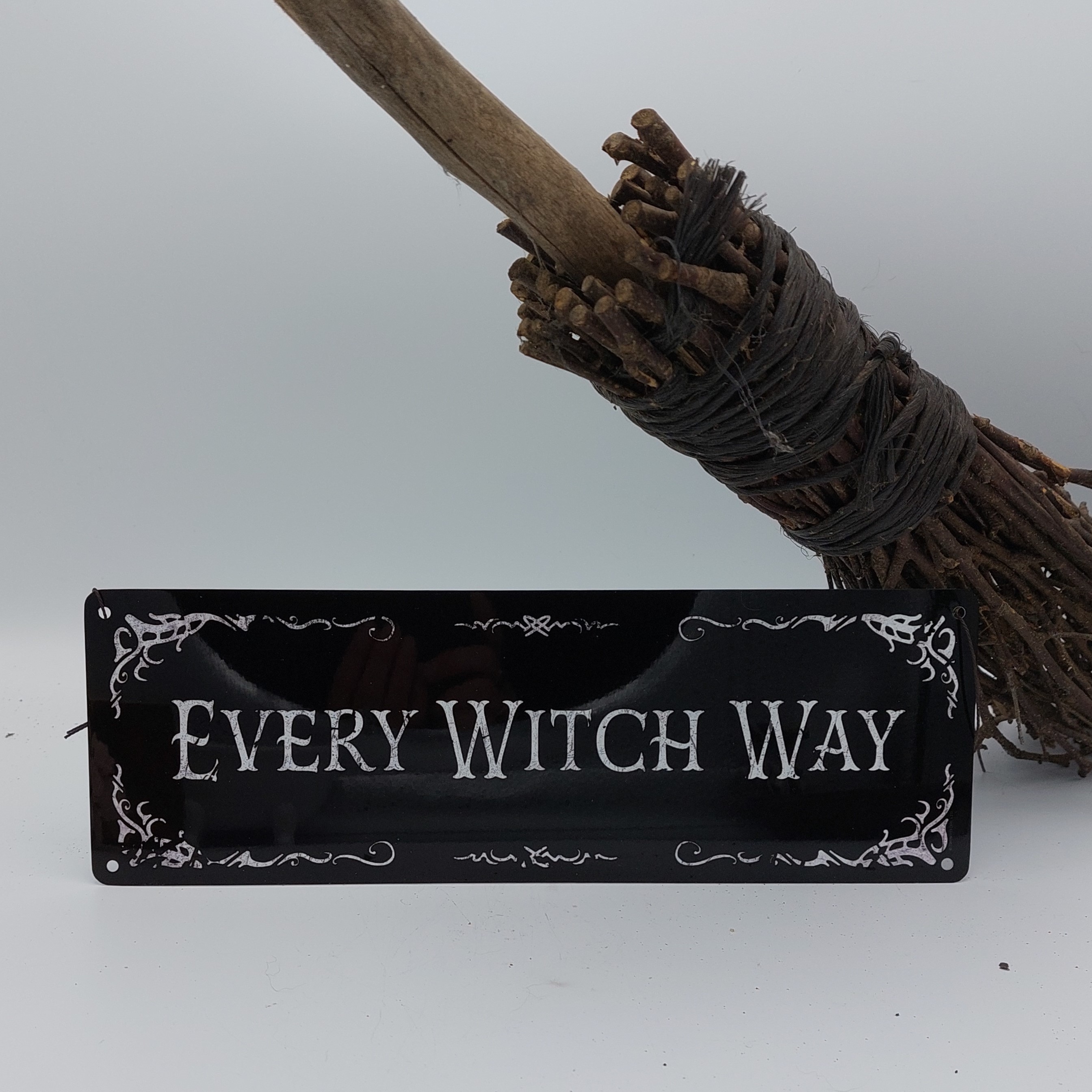 Straatnaambord 'Every witch way'