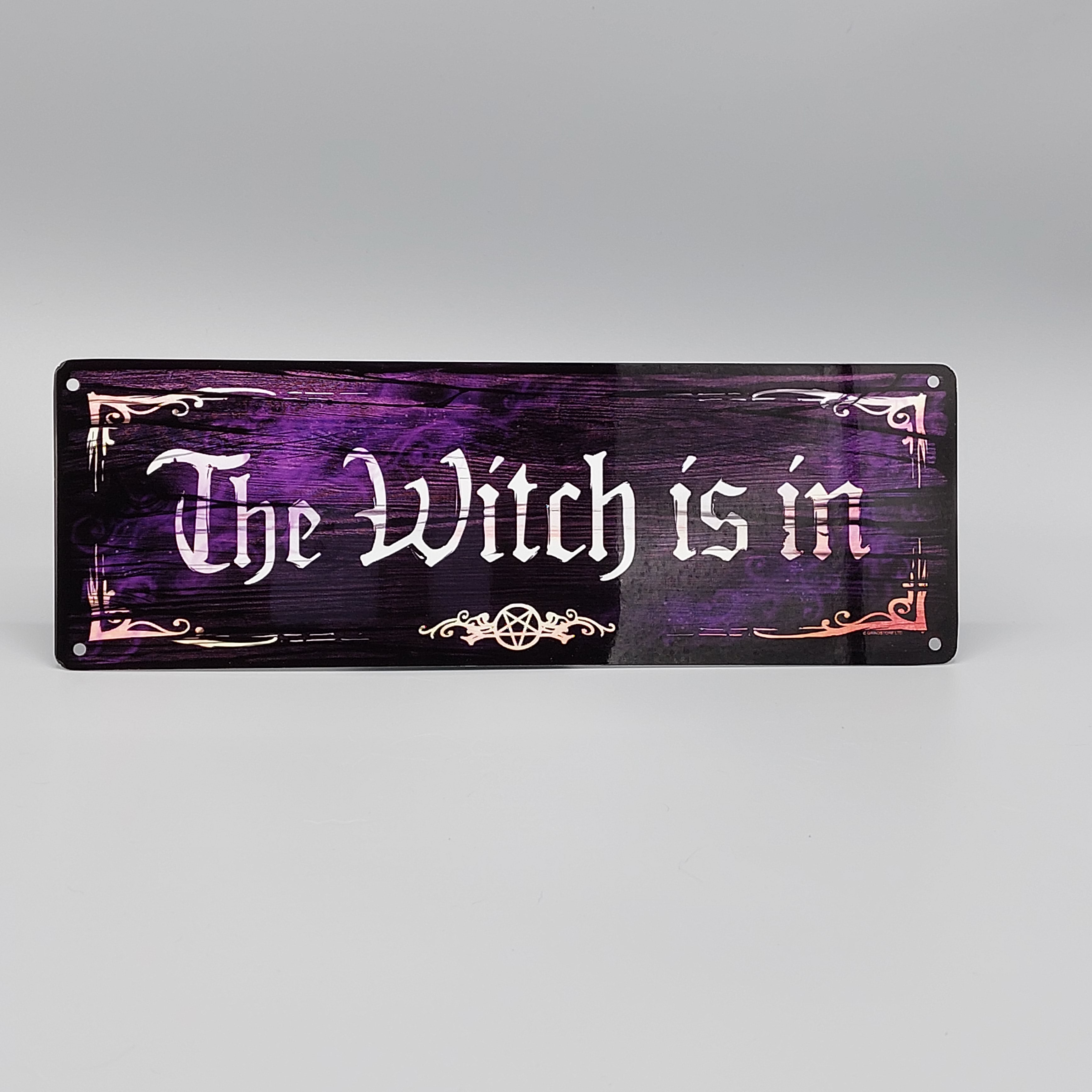 Straatnaambord 'The witch is in'