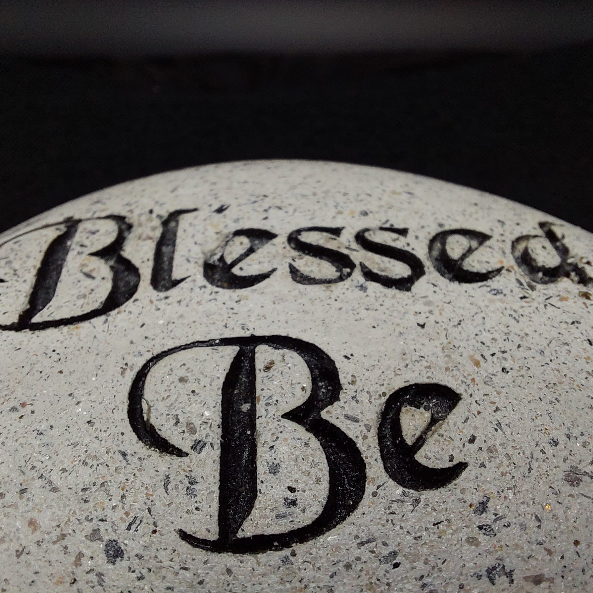 Gegraveerde kiezelsteen 'Blessed be'