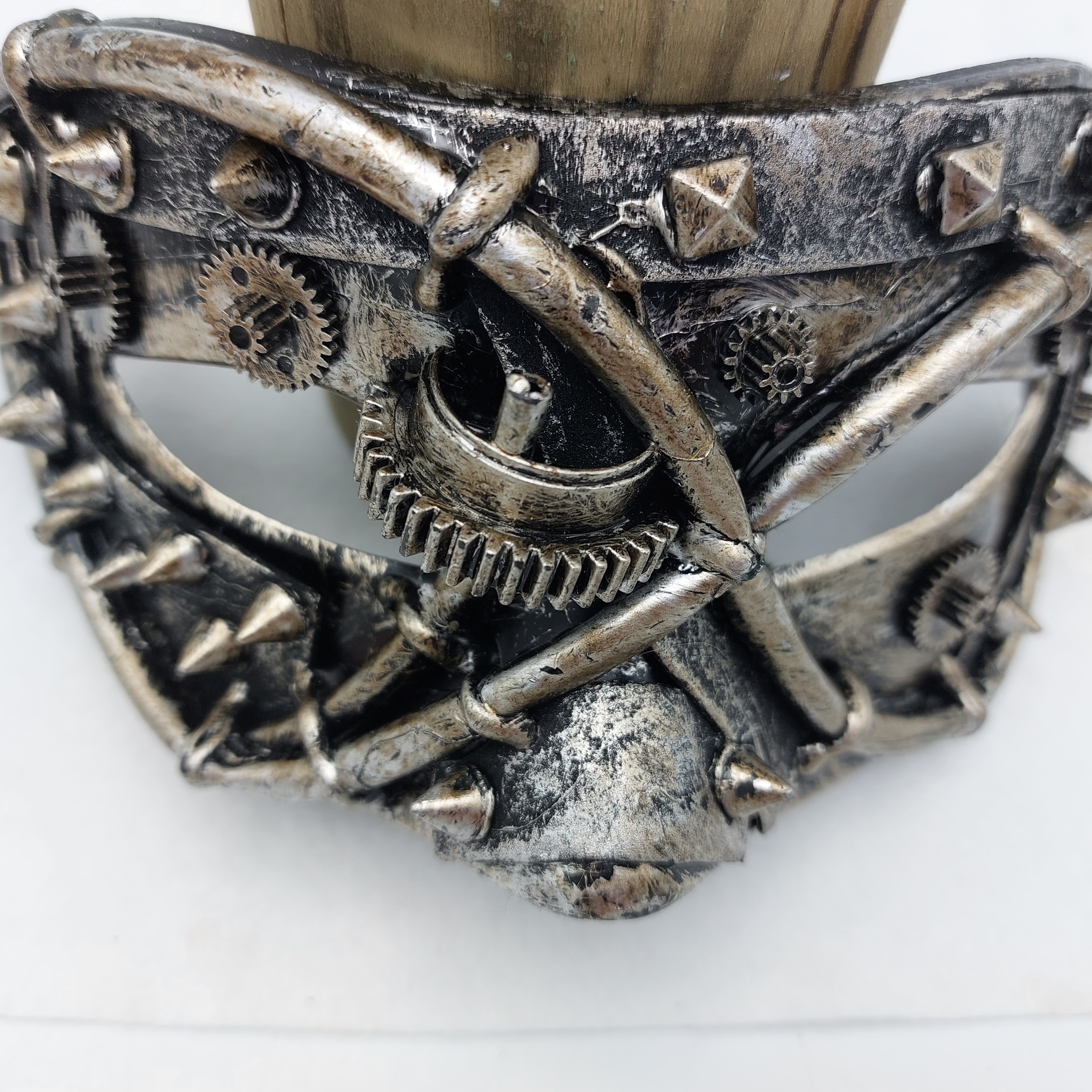 Steampunkmasker, 'Studded Facade'