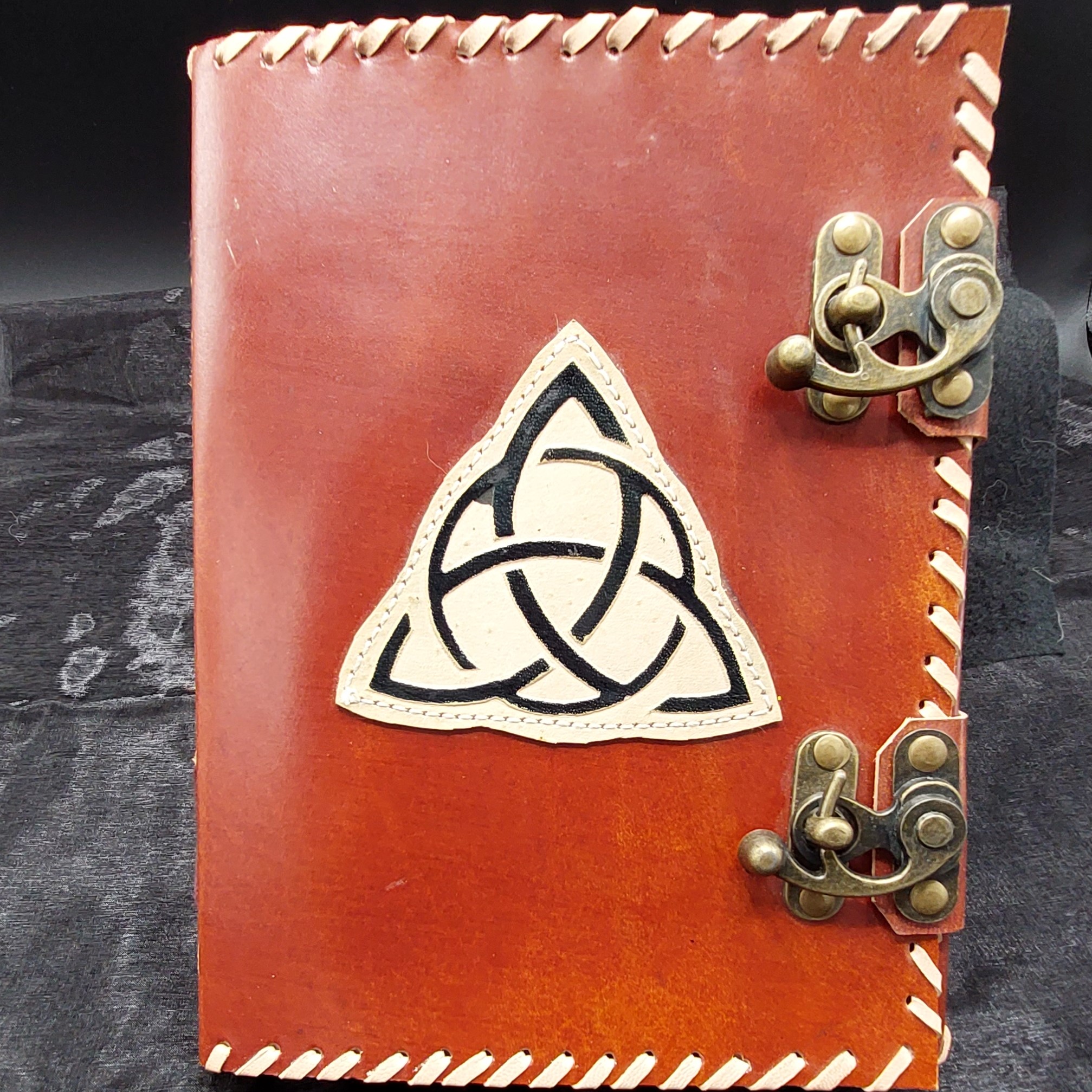 Notitieboek 'Vintage Triquetra' met dubbel schuifslot in leder