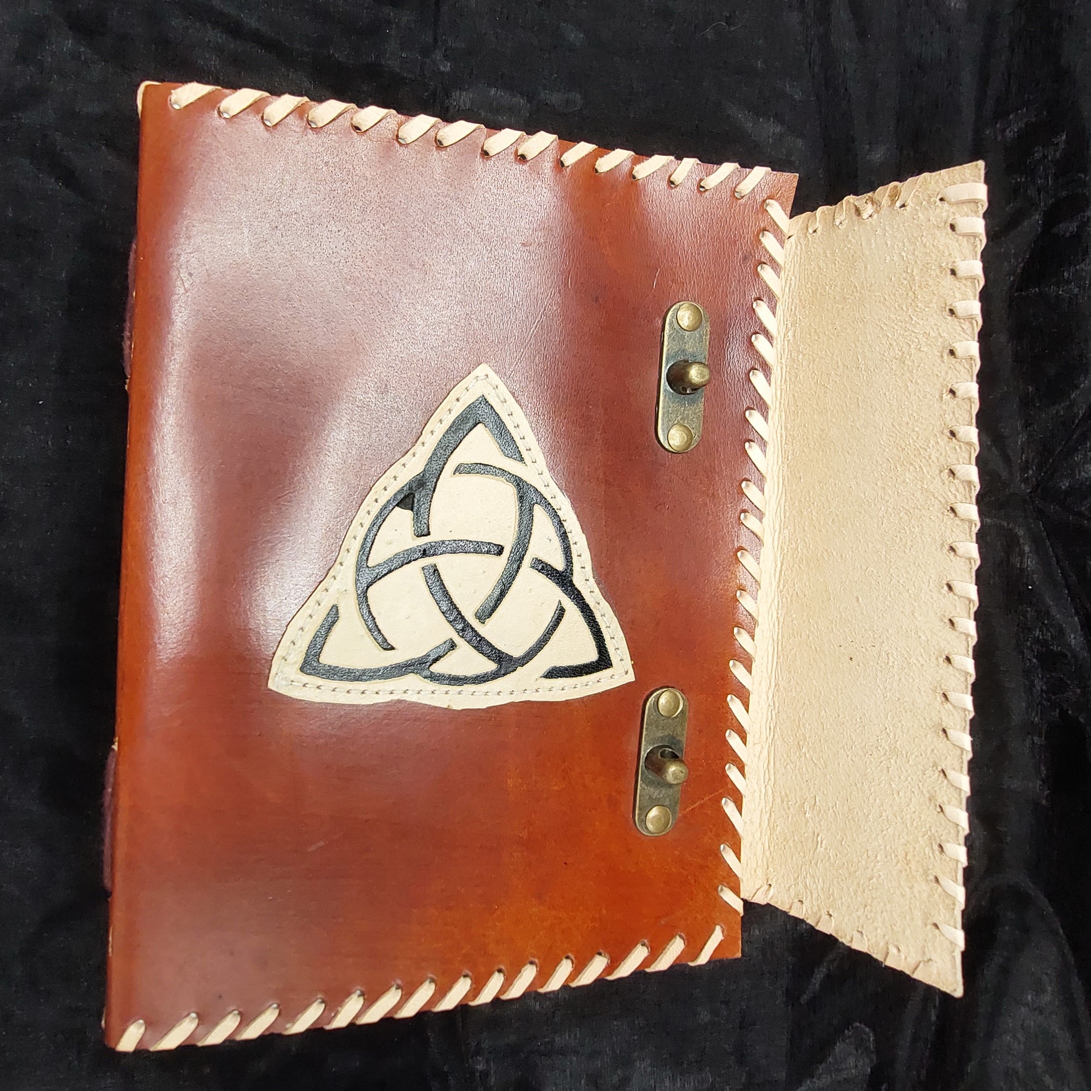 Notitieboek 'Vintage Triquetra' met dubbel schuifslot in leder