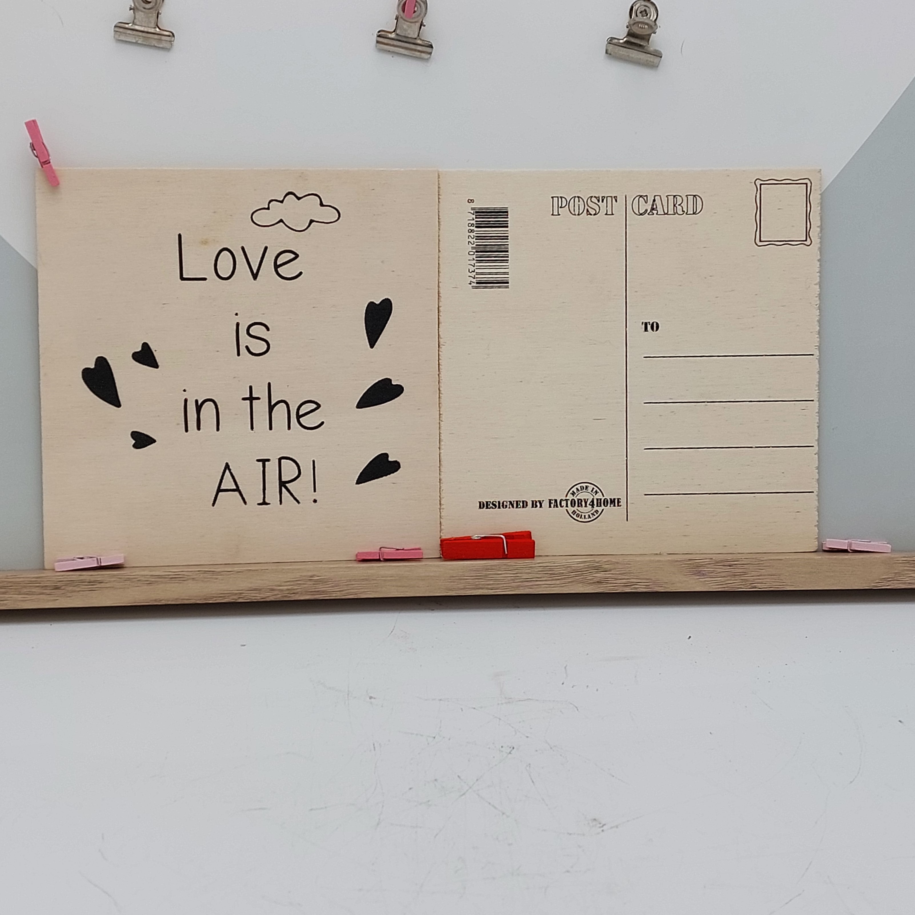 Houten postkaart, 'Love is in the air