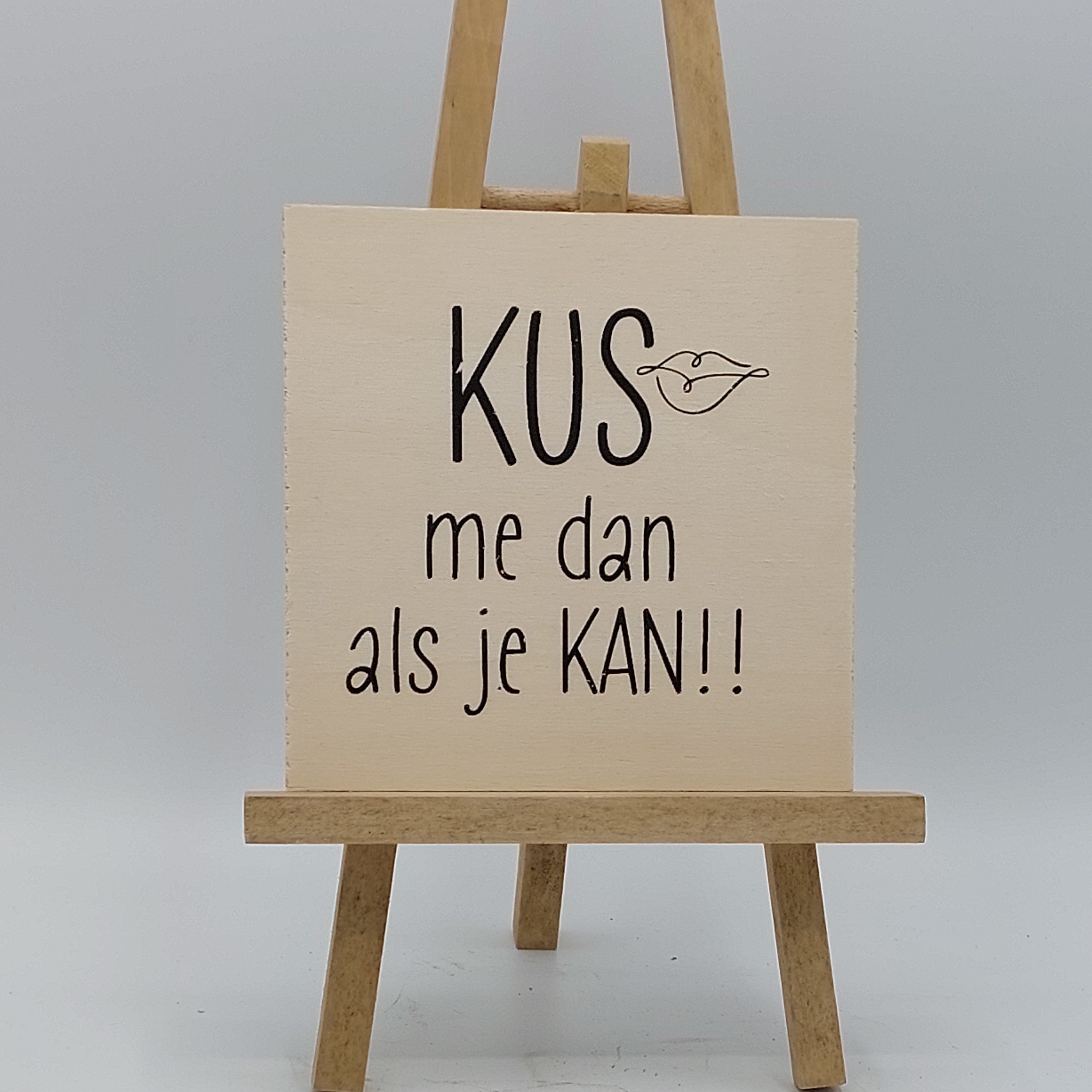 Houten postkaart, 'Kus me dan als je kan'